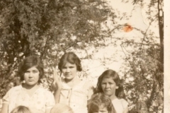 Gran-and-5-girls-Macsland